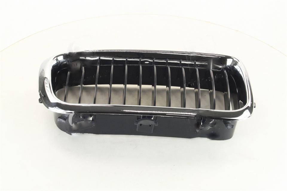

Решетка в капоте правая BMW 7 E38 (TEMPEST). 51138231594