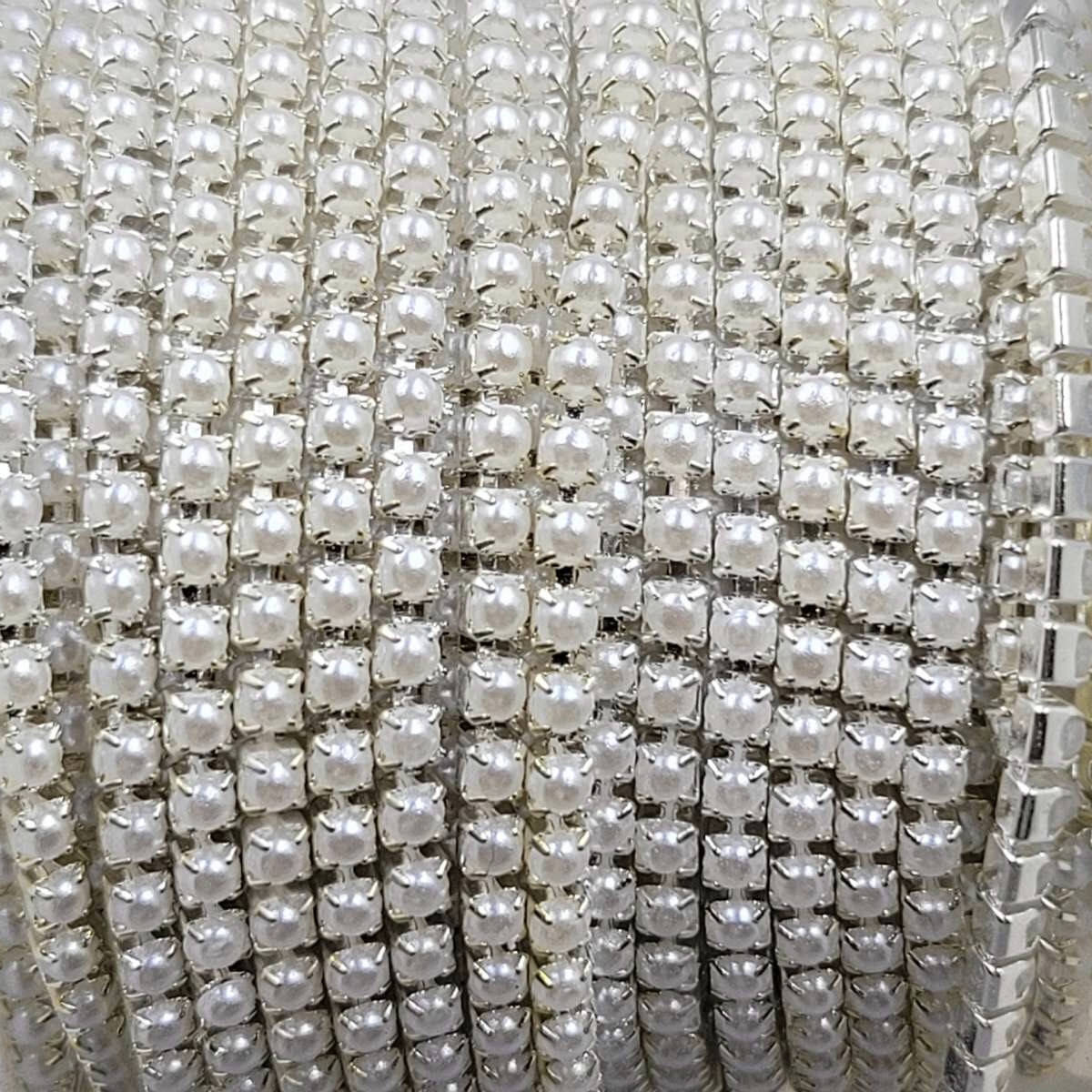 

Стразовая цепь ss6 (2 мм) белый жемчуг в серебристом металле 10 ярдов G-2