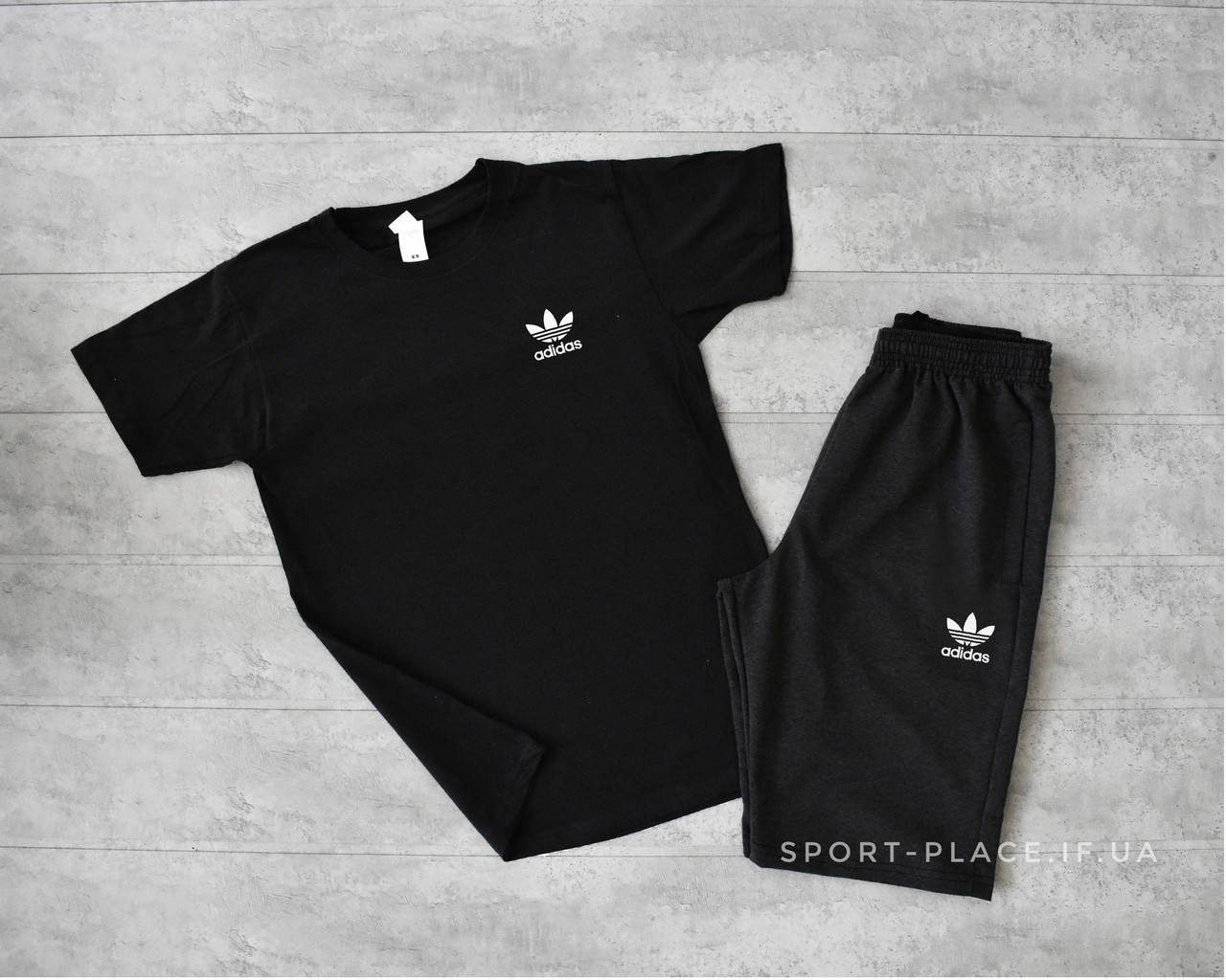 

Летний комплект шорты и футболка Adidas (Адидас) (черная футболка ,темно серые шорты с белым лого), Черный