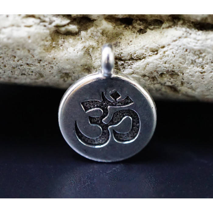 

Кулон "Ом" белый металл (1,8х1,8х0,2 см)