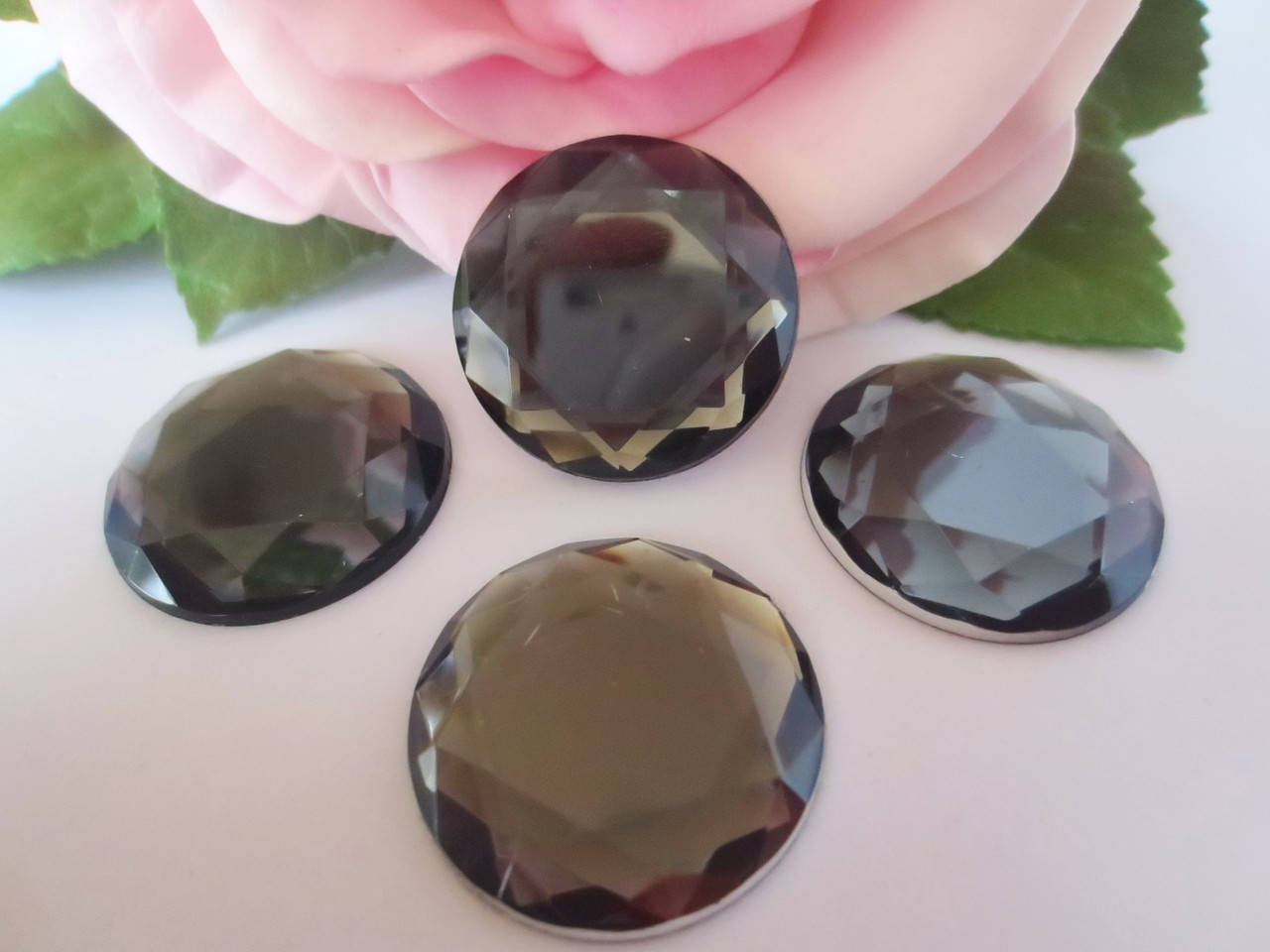 

Камень клеевой круглой формы, d 25 мм, цвет серый