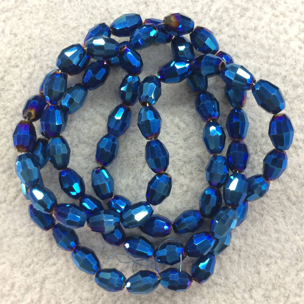 

Бусины на нитке Стекло овал 4*6мм цвет синий металлик (~72 бусины на нитке)