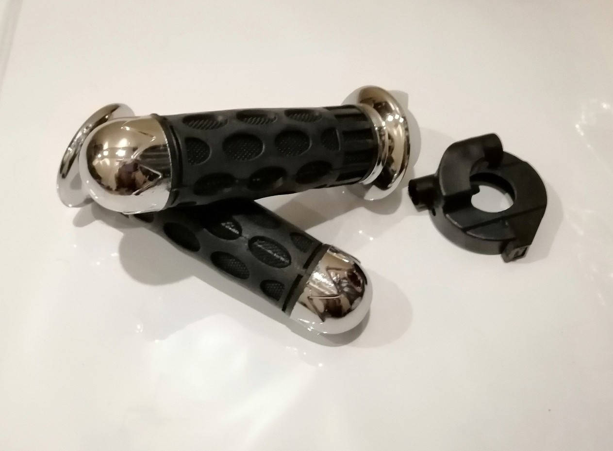 

Ручки руля с хром наконечниками и хомутом троса газа на руль 22мм