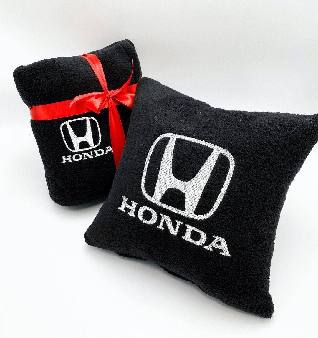 

Плед с подушкой в машину с логотипом авто Honda