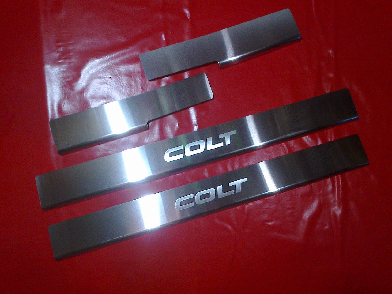 

Накладки на пороги MITSUBISHI COLT