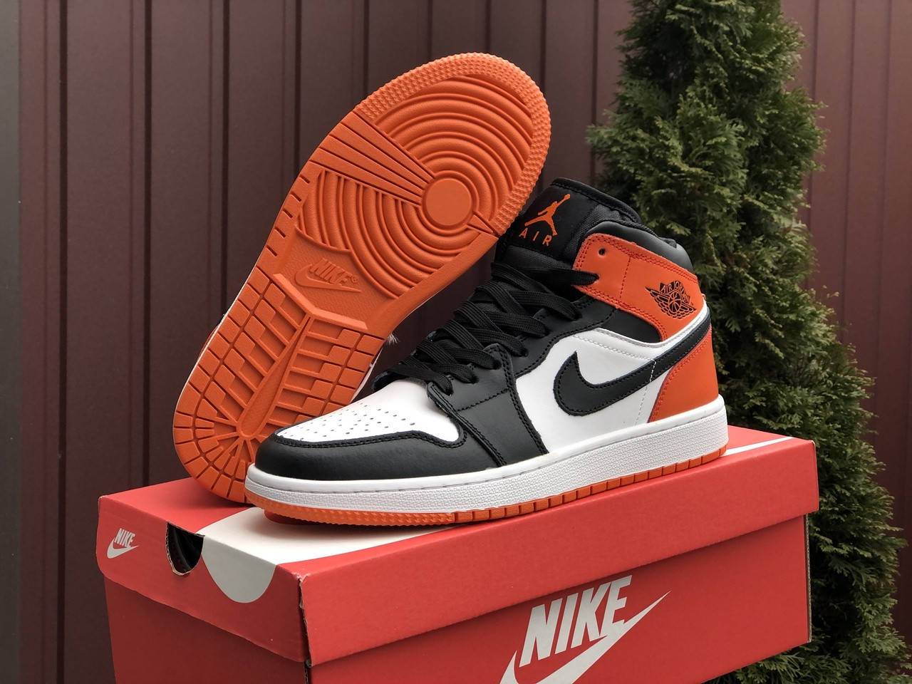 

Кроссовки мужские 11063 Nike Air Jordan черные с белым и оранжевым, Красный