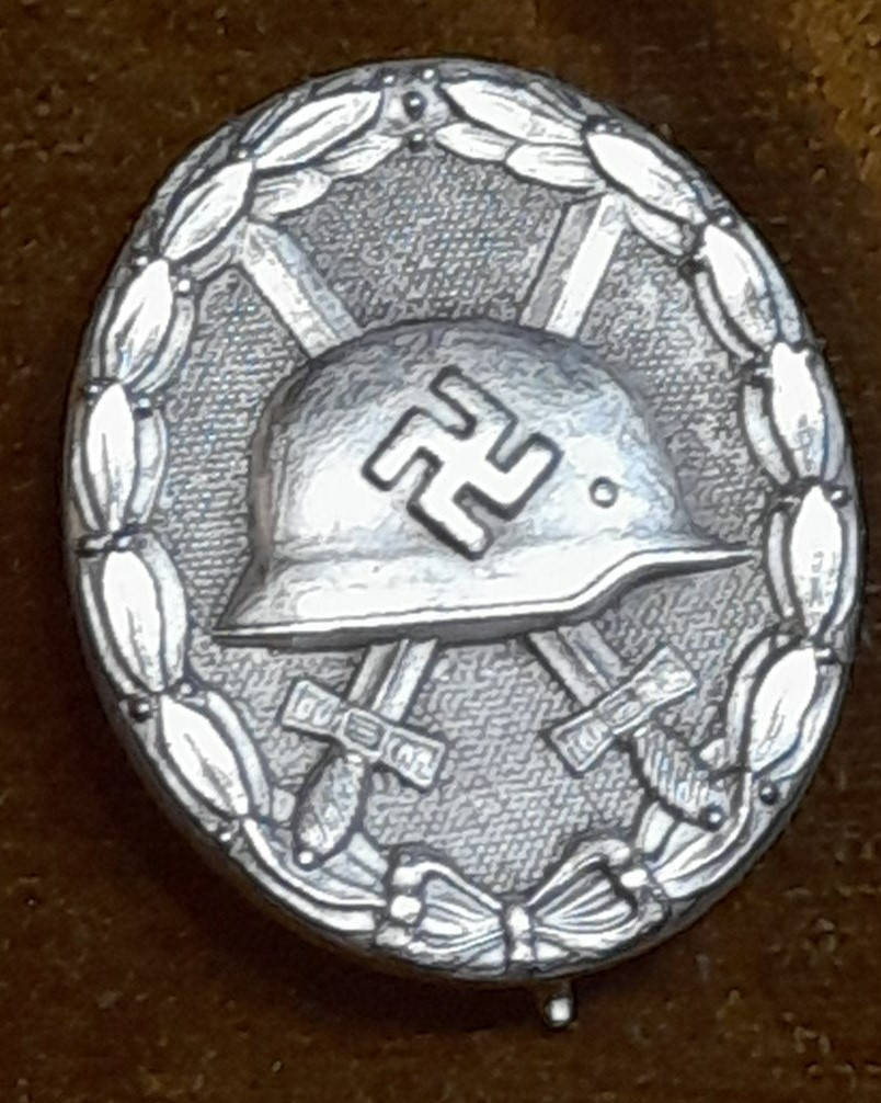 

Знак. "За ранение 39 года 2 степени в серебре ."