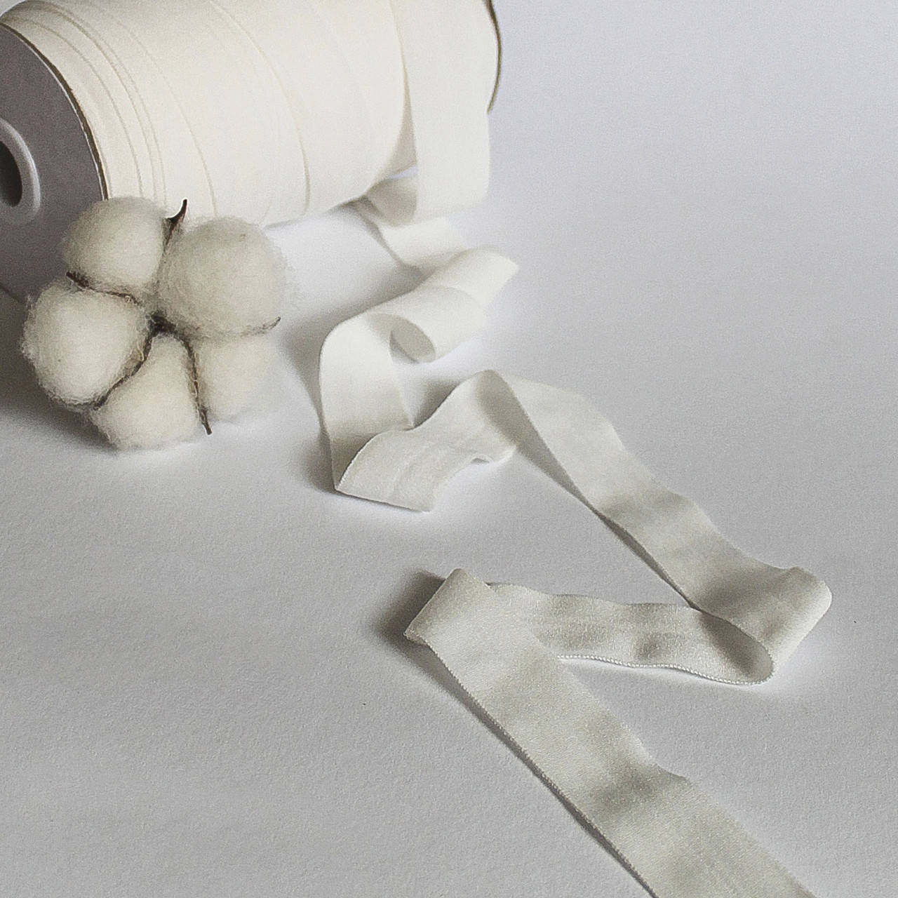 

Косая бейка-резинка стрейчевая глянцевая / цвет айвори / ширина 2,0 см / заказ от 1 м