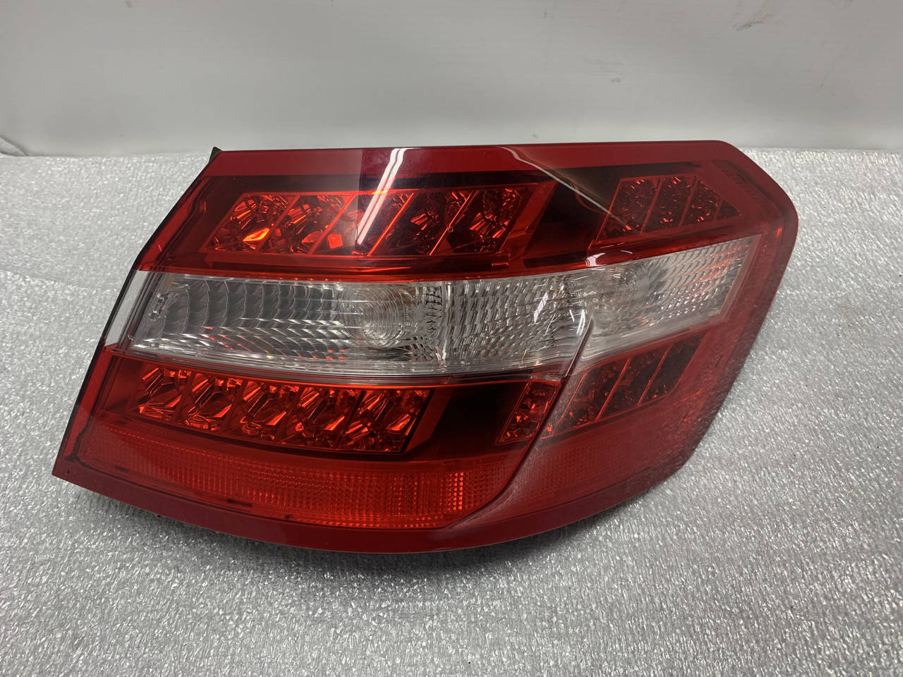 

Фонарь задний правый наружный Mercedes W212 дорест A2128200264