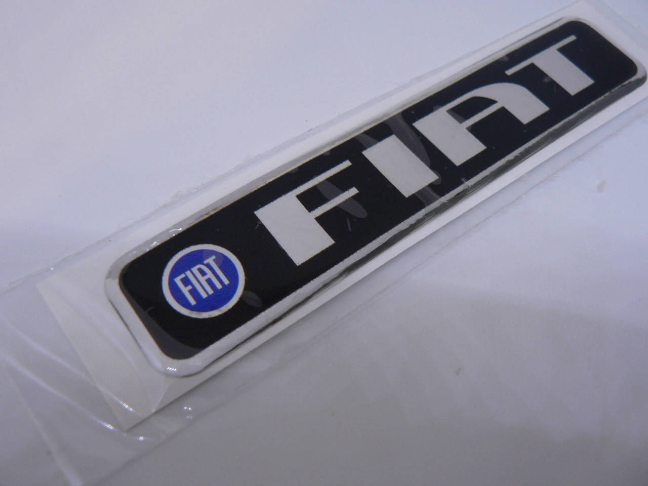 

Наклейка s надпись Fiat 100х20х1мм серебристая с синим силиконовая на авто эмблема логотип Фиат