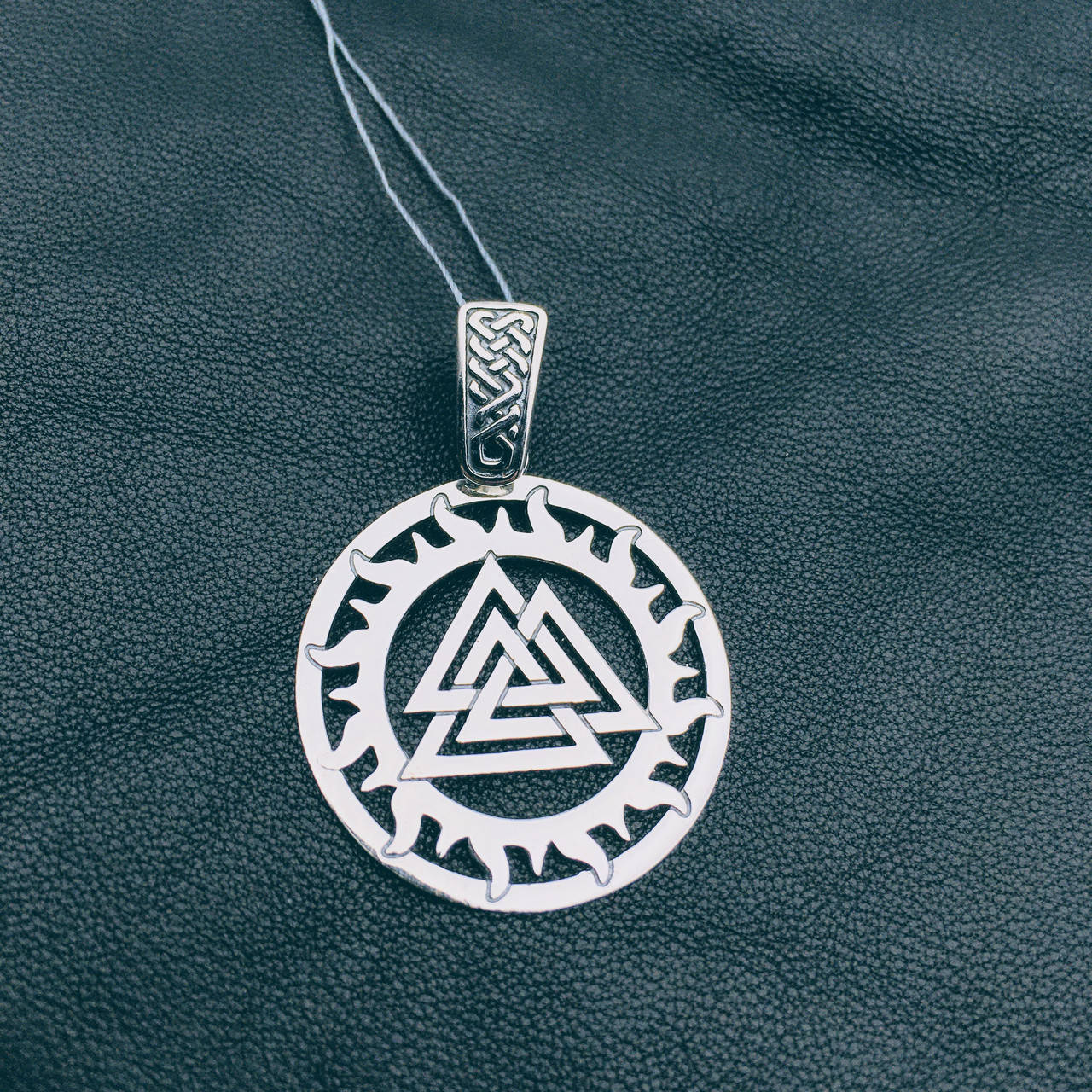 

Серебряный кулон оберег Валькнут