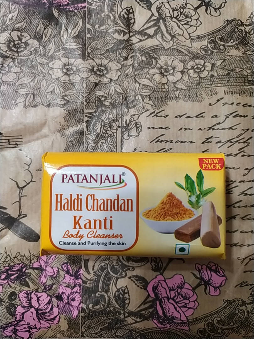 

Мыло Патанджали с сандалом и куркумой, Soap Haldi Chandan Kanti Patanjali, 75г