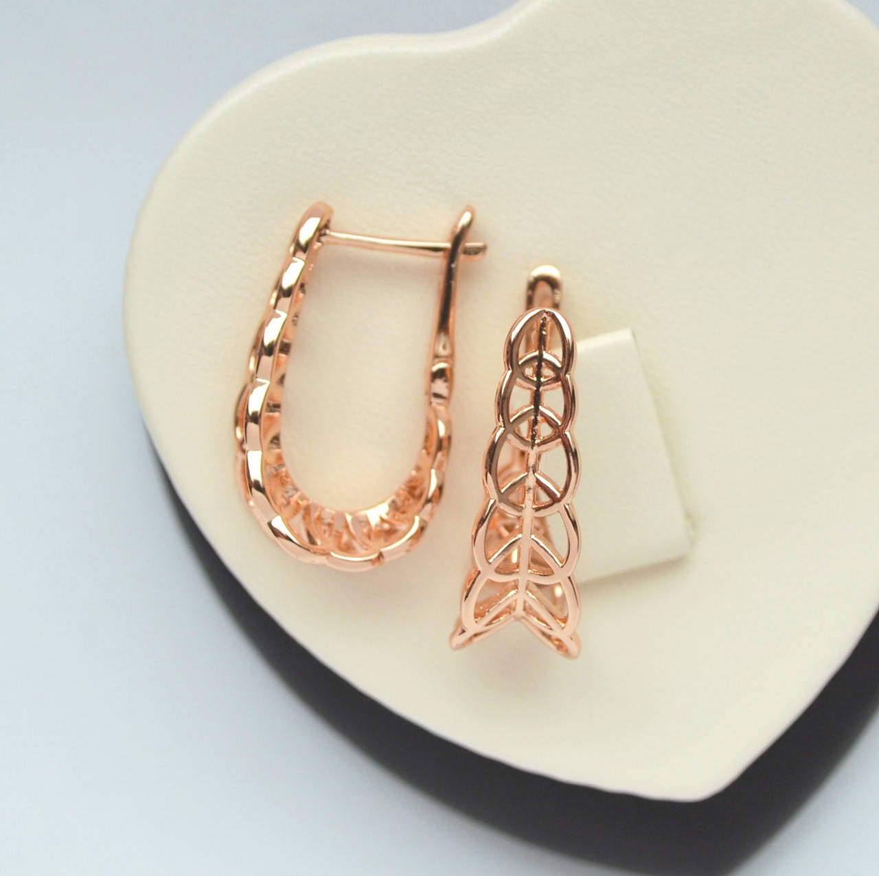 

Позолоченные резные серьги.