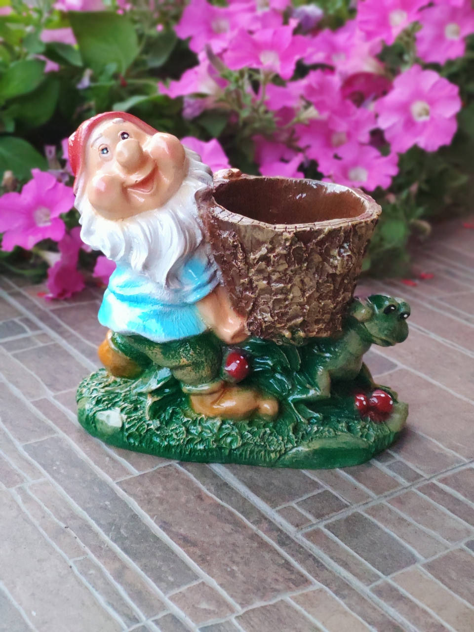 

Садовая фигура Гном с жабкой (м). декоративная садовая фигура., Разные цвета