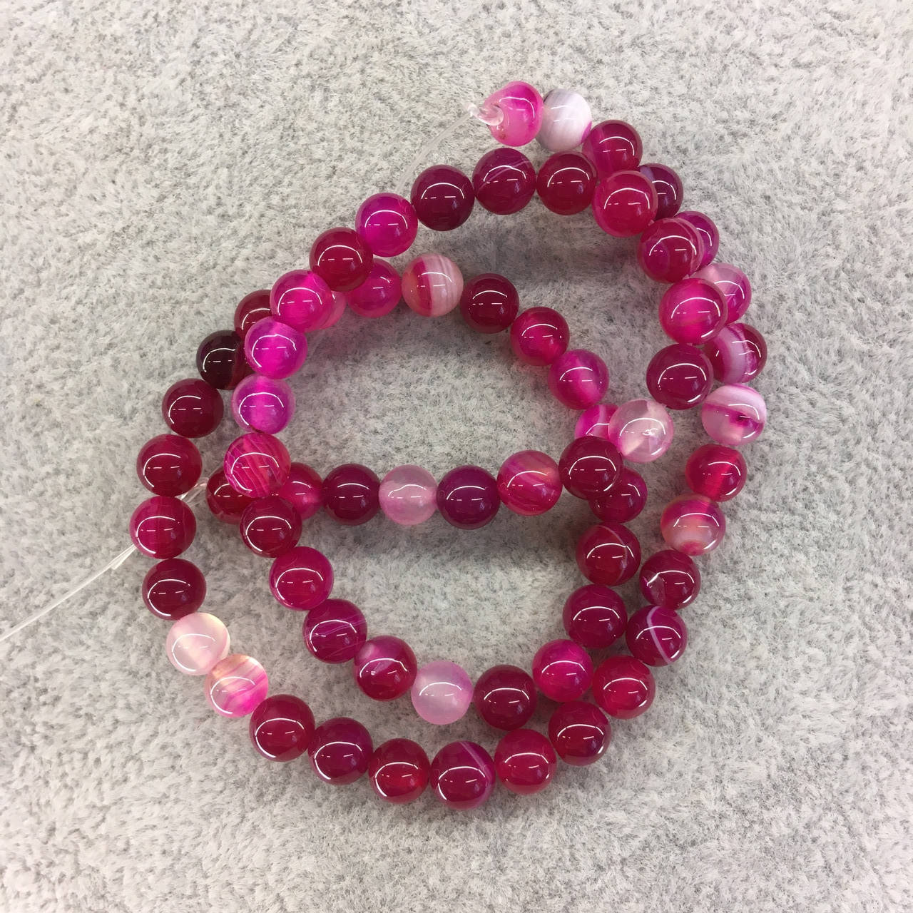 

Бусины на нитке натуральный камень Агат малиновый d=6мм