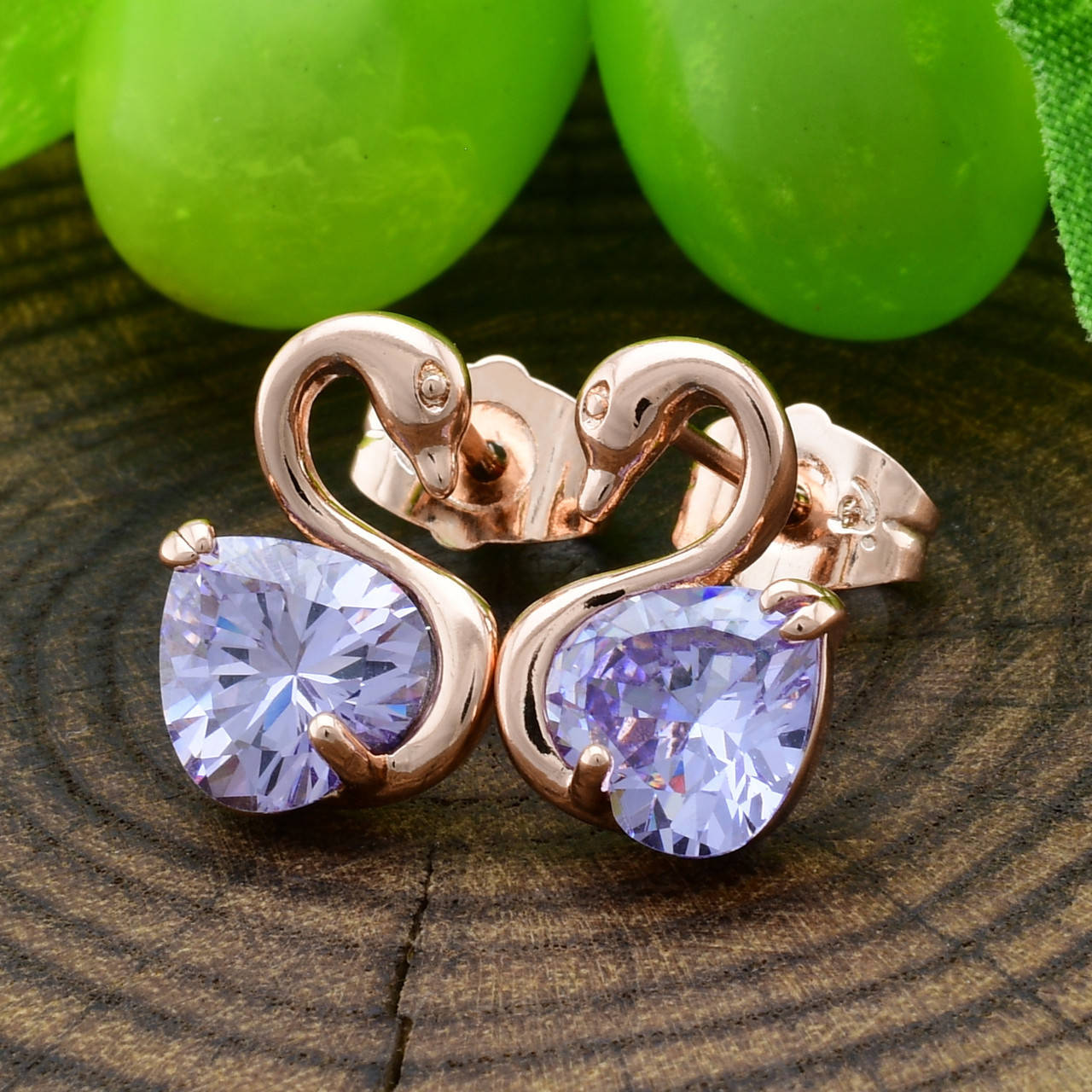 

Серьги Xuping Алмазные лебеди 26092 размер 15х10 мм сиреневые фианиты вес 3.2 г позолота РО