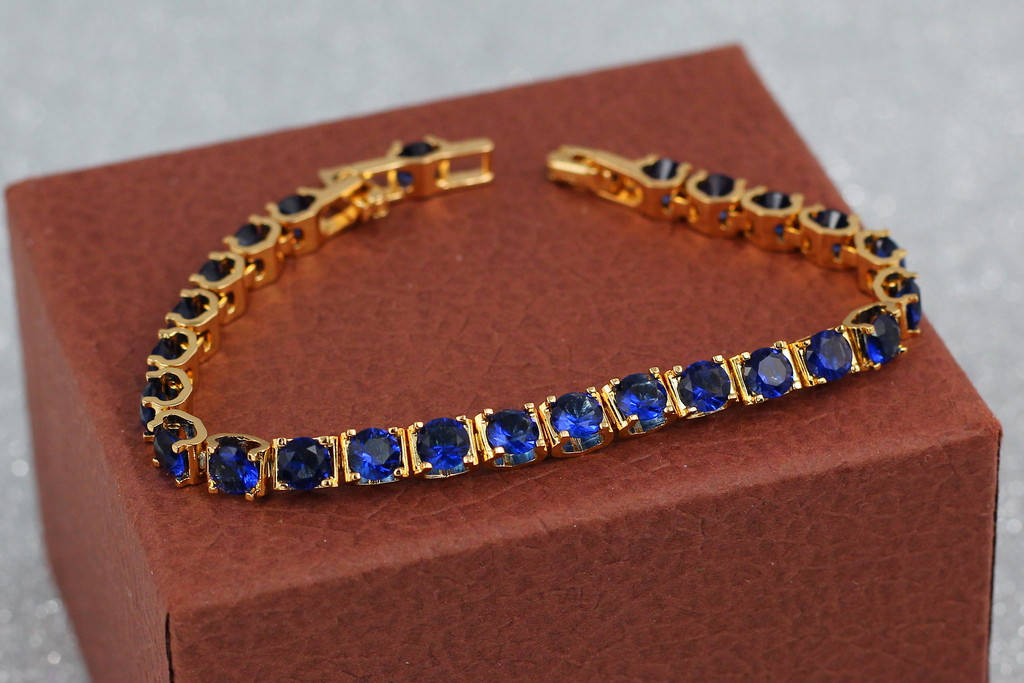 

Браслет Xuping Jewelry с синими камнями в квадратной оправе 19 см 5 мм золотистый