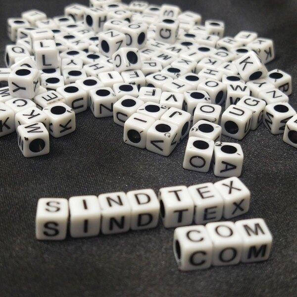 

(20 грамм) Пластиковые бусины Куб с буквами-АЛФАВИТКА 5х5мм (прим. 75 шт) Цвет белый