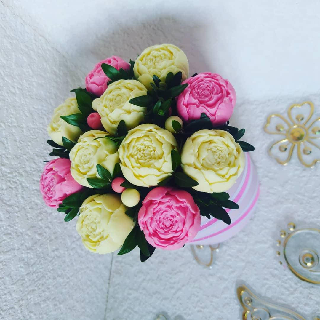 

Пионы из шоколада в шляпной коробке