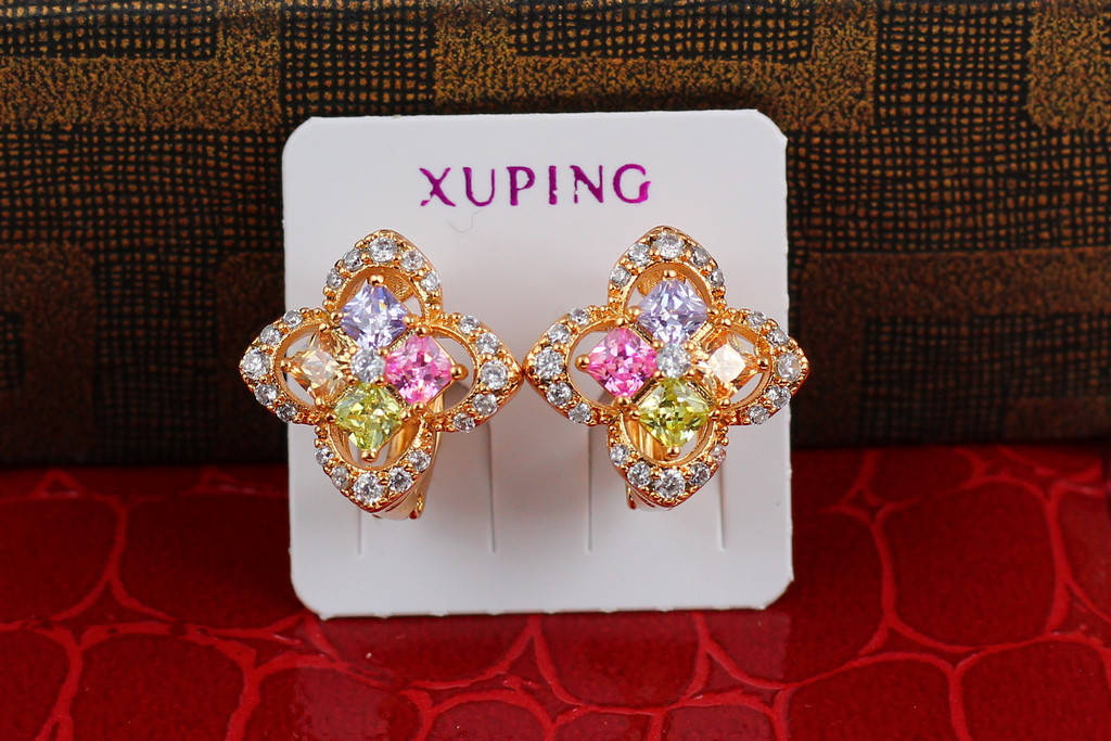 

Серьги Xuping Jewelry четырехлистник с разноцветными камнями 1,5 см золотистые