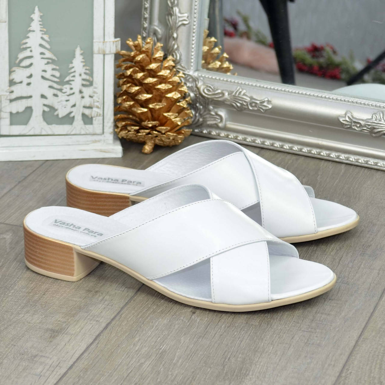 

Шлепанцы кожаные женские на невысоком каблуке, цвет белый