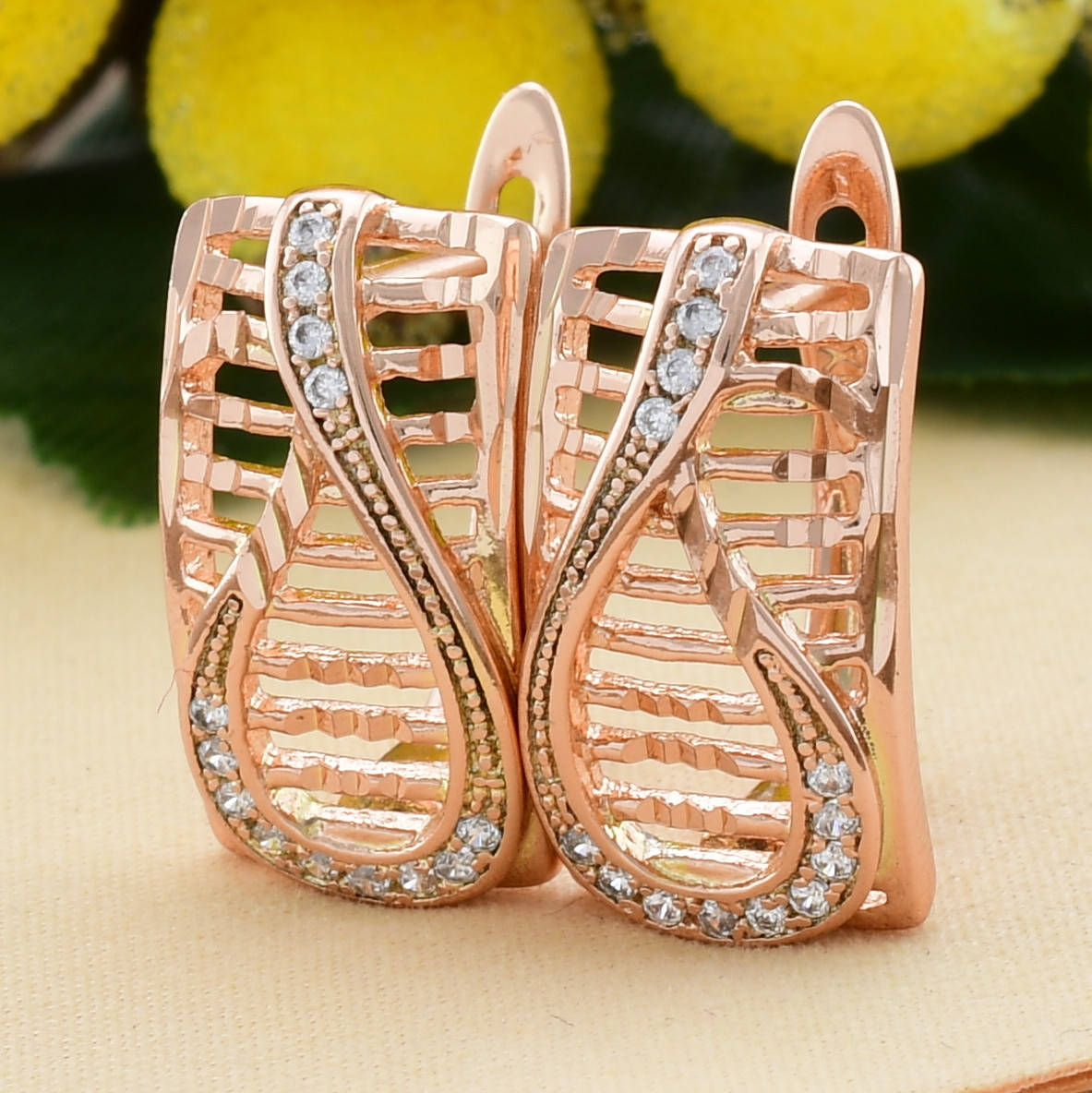 

Серьги 25961 размер 16х10 мм вес 3.3 г белые фианиты позолота РО