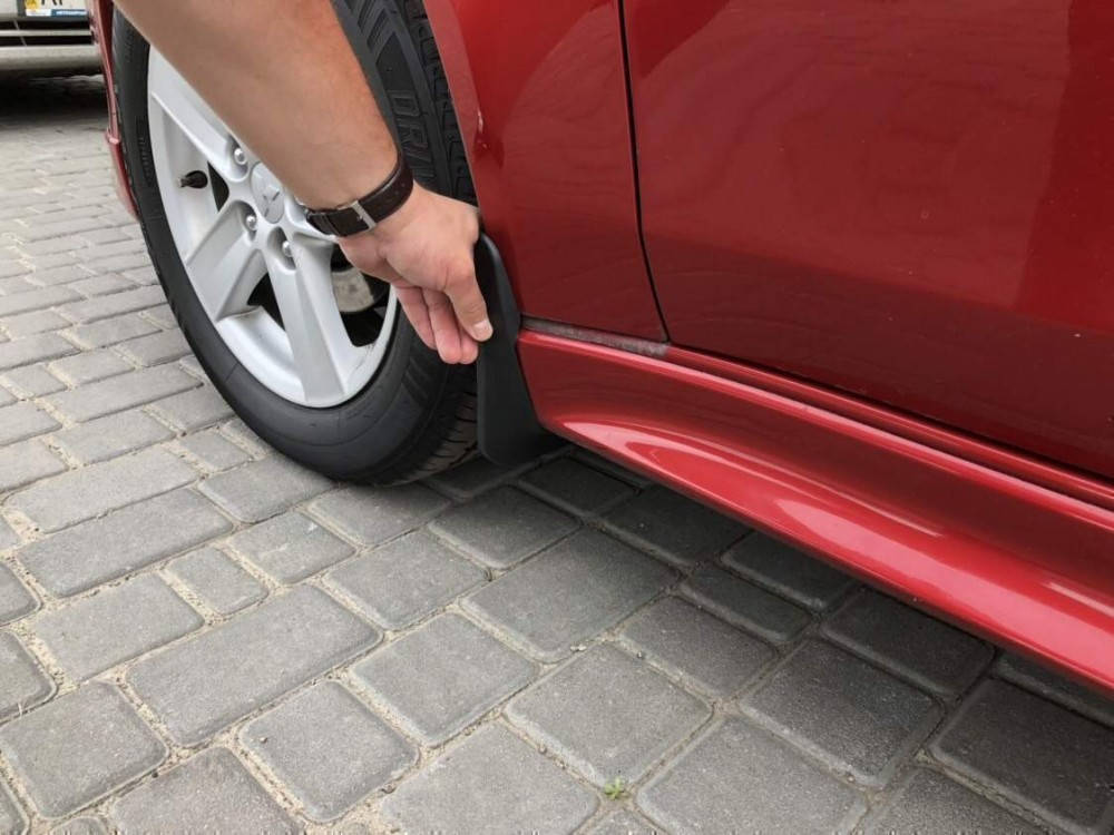 

Передние брызговики Mitsubishi Lancer X для модели с порогами до рейсталинга 2007-2011