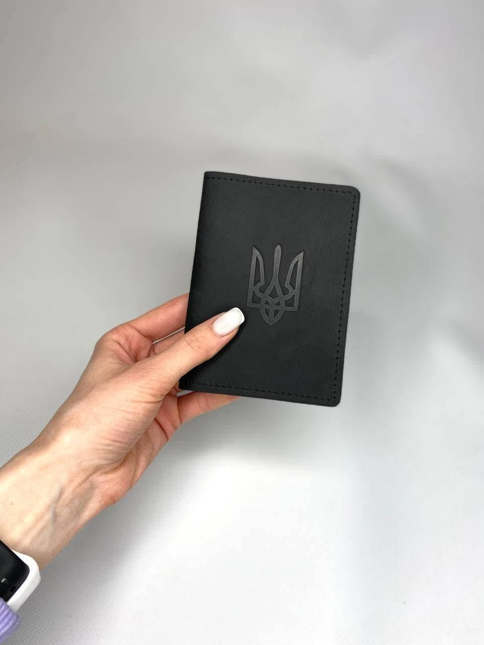 

Кожаная обложка для паспорта (на загранпаспорт, паспорт старого образца) черная тиснение Герб, Черный