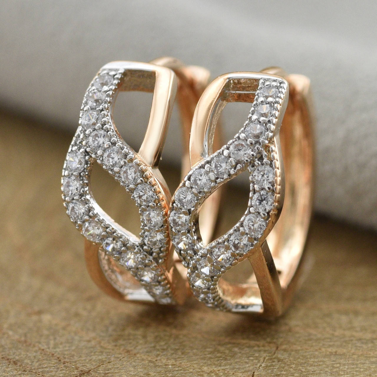 

Серьги с родированием 31108 размер 14х6 мм белые фианиты вес 2.3 г позолота 18К