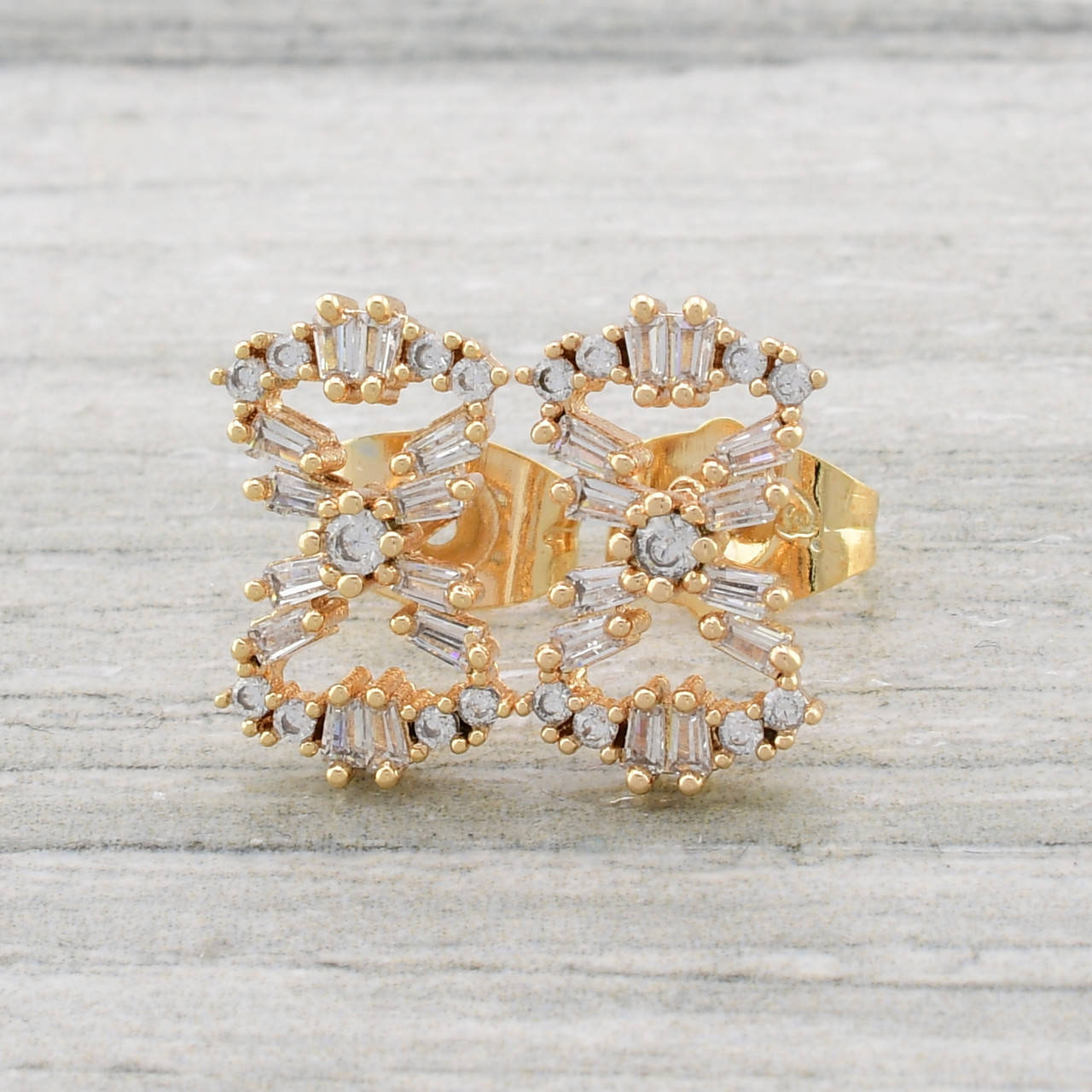 

Серьги гвоздики 23694 размер 14х8 мм белые фианиты вес 2 г позолота 18К