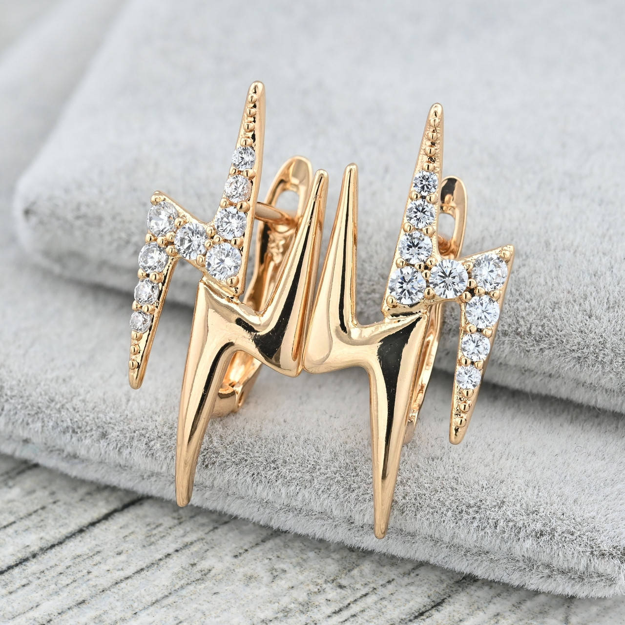 

Серьги Зевс 37252 размер 26х11 мм белые фианиты вес 3.3 г позолота 18К