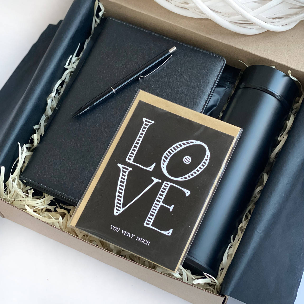 

Подарочный набор мужской с термосом и блокнотом