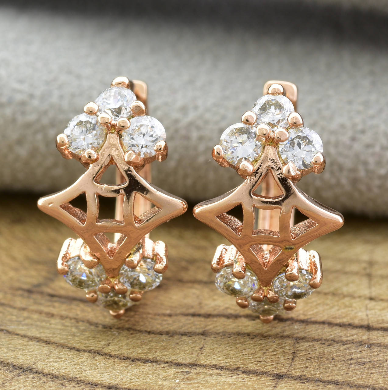 

Серьги 20490 размер 14х9 мм белые фианиты вес 2.4 г позолота 18К