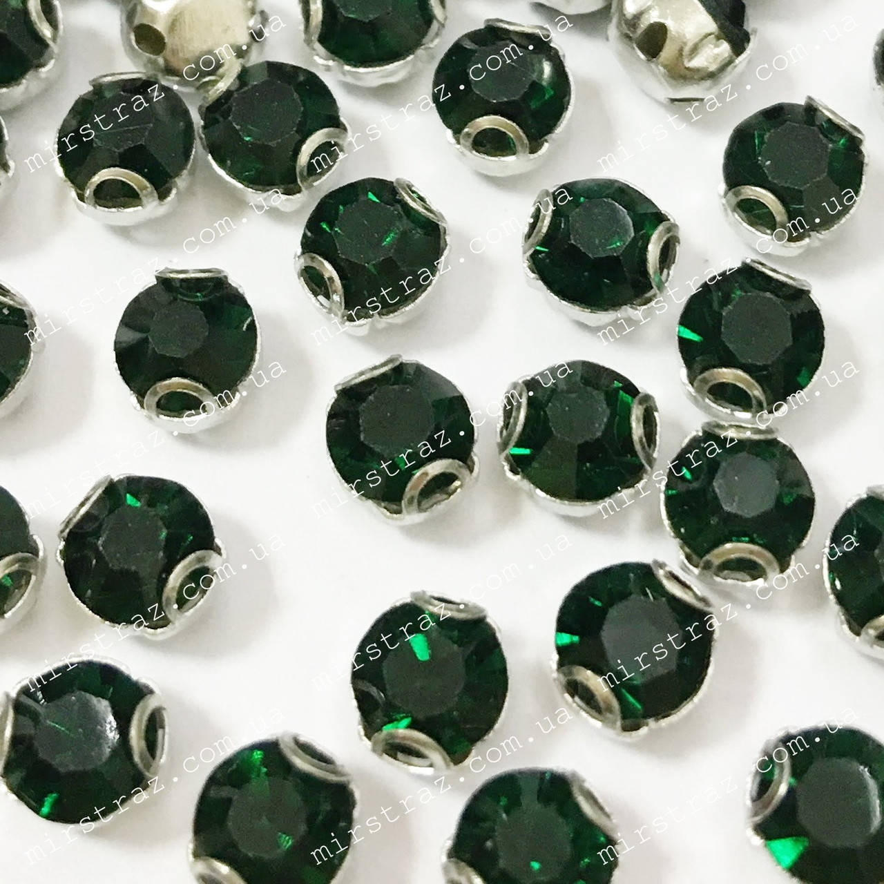 

Круглые стразы в цапах 5мм, цвет Emerald, Белый