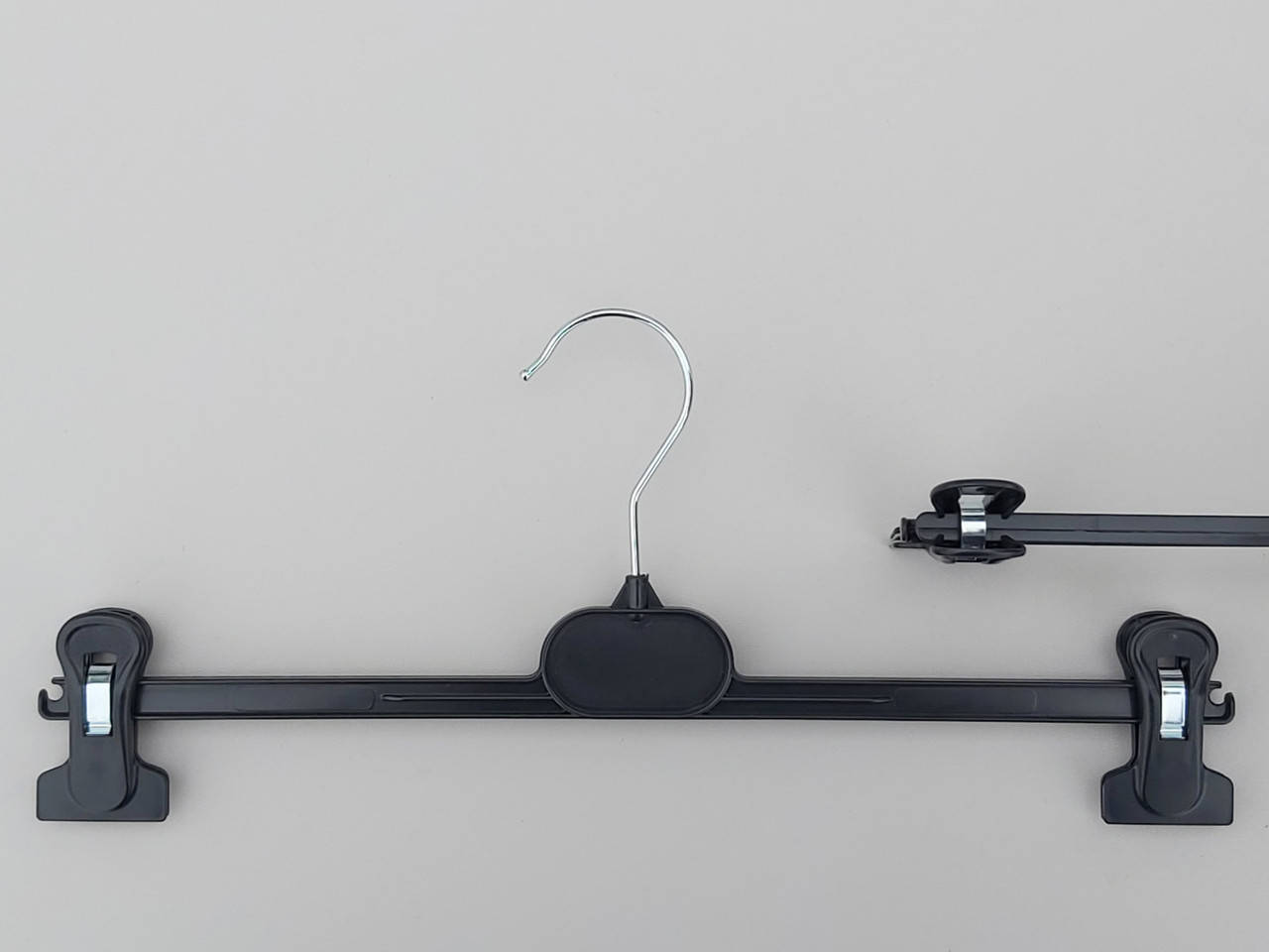 

Плечики пластмассовые для брюк и юбок V-B36 черного цвета​, длина 36 см., Черный