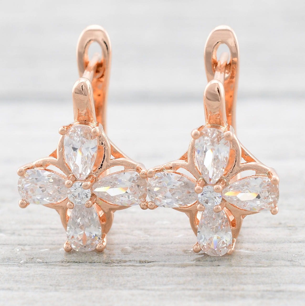 

Серьги 22626 размер 15х12 мм белые фианиты вес 3.1 г позолота РО