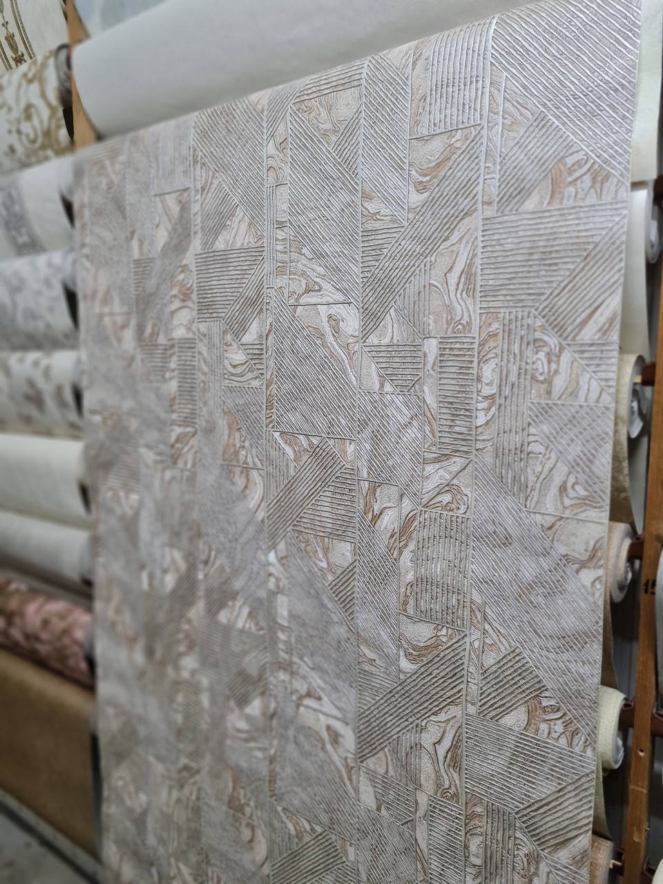 

Обои 9001‐02 винил горячего тиснения на флизелине,длина 15 м,ширина 1.06 = 5 полос по 3 м каждая