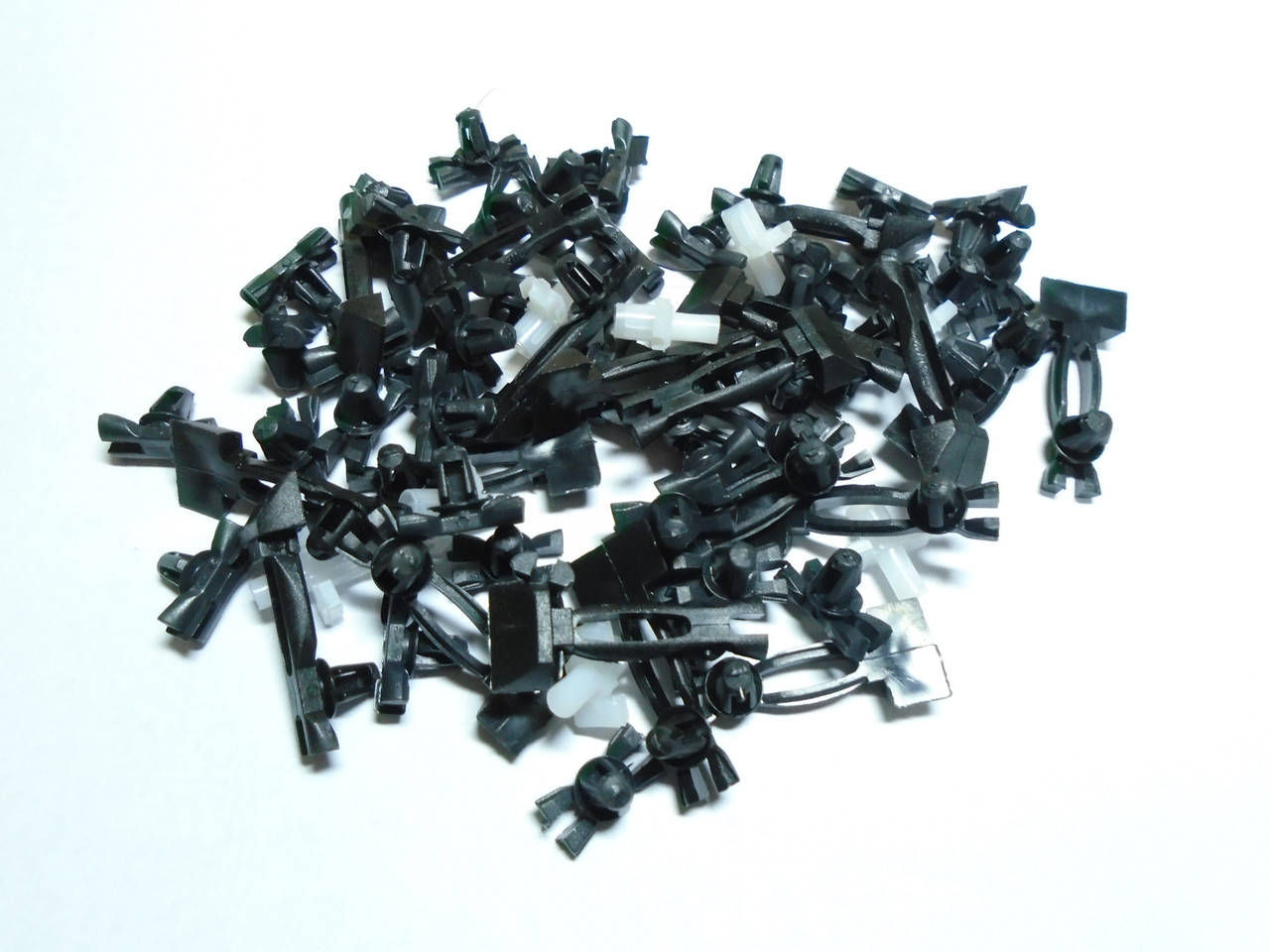 

Комплект андапок, пистонов, клипс крепления молдингов ВАЗ 2106, 2103