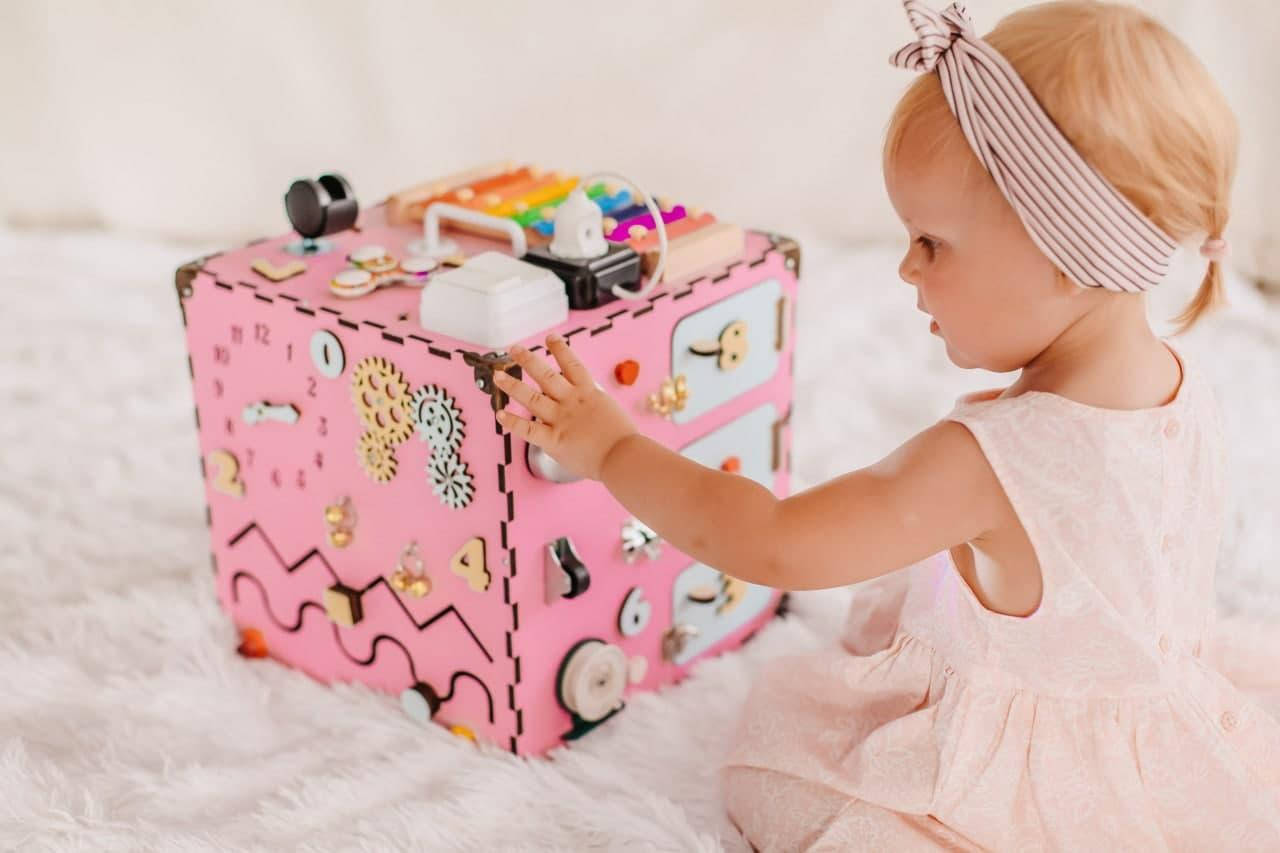 

Бизикуб 30*30*30 дерево. Бизиборд. Бізіборд. Бізікуб. Цветной. 22 елемента. Для девочки