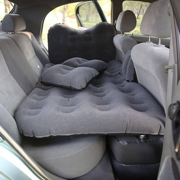 

Серый надувной матрас в машину на заднее сидение с насосом