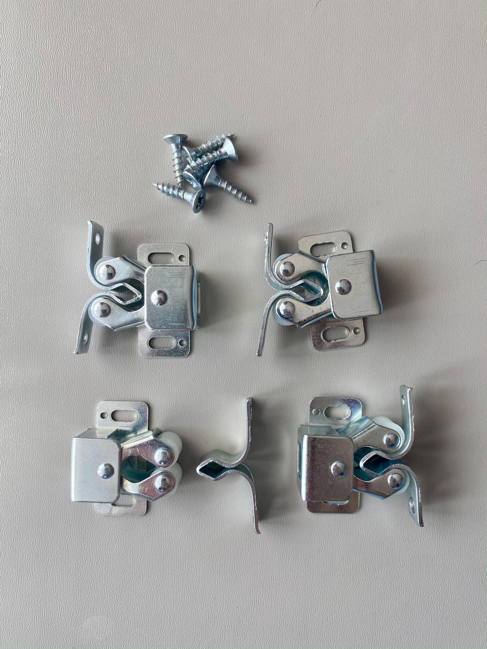 

Защелки металлические для декоративных решеток на батареи, комплект из 4 шт.