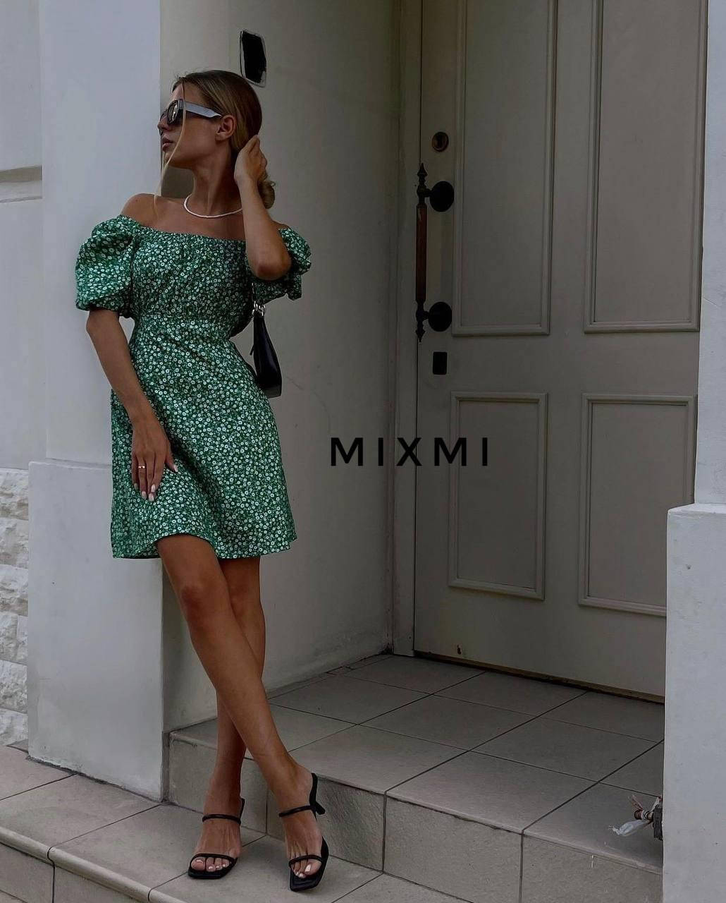 

Платье приталенное с объемным рукавом