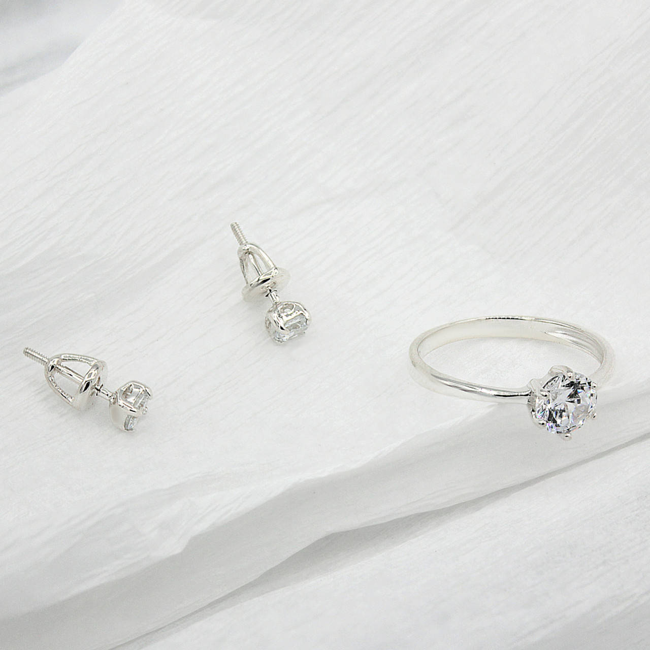 

Серебряное кольцо и серьги с фианитами 18.5