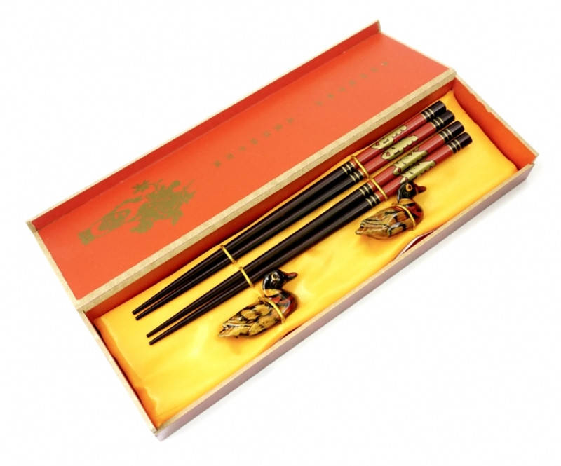 

Палочки для еды 2 пары + 2 подставки в подарочной коробке №1