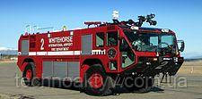 Oshkosh Striker в аэропорту города Уайтхорс в Канаде Oshkosh Striker в аэропорту города Уайтхорс в Канаде