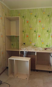 Подготовка к сборке верхних ящиков в светлых тонах ДСП