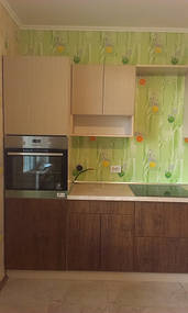 Духовка в необычном месте - слева между нижними и верхними отделами кухни.