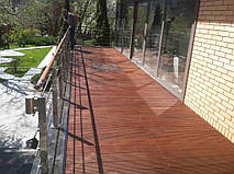 Использование очистителей и растворителей сходно. Разбавьте концентрат водой в садовом распылителе. Подметите террасу от мусора, смочите её водой из шланга или из мойки высокого давления, и распылите очиститель или растворитель. 