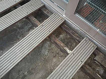 Густые краски, образующие толстую плёнку, могут потребовать нескольких повторных циклов очистки с последующим шкуркованием. К счастью, такое покрытие не требуется менять слишком часто, но когда время приходит – это достаточно трудоёмкий процесс. 