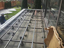 При обработке я направляю струю маятниковым движением, что обеспечивает непрерывный поток воды. Возобновление и прекращение потока может оставлять разводы и отметины на поверхности.